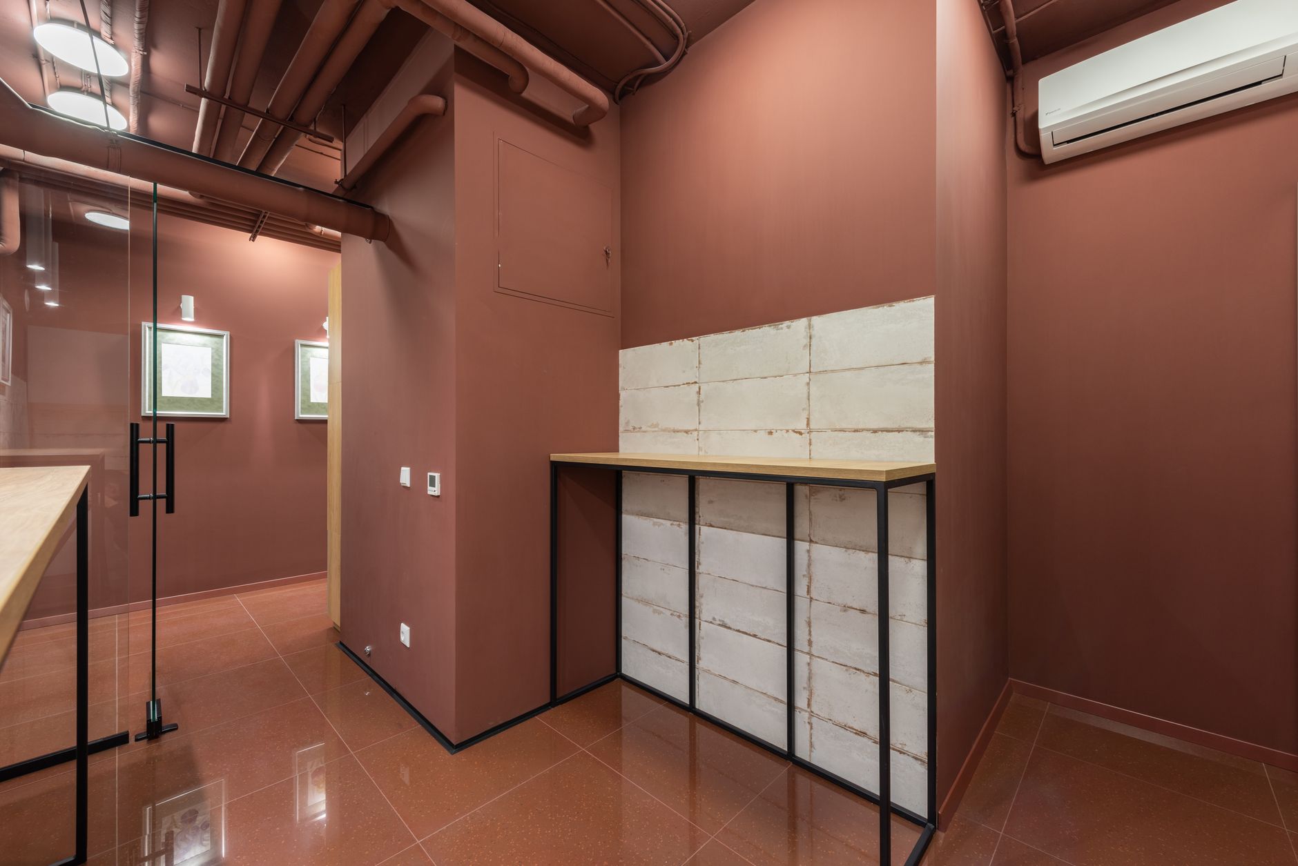 Interior de oficina con paredes terracota